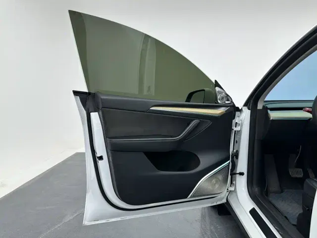 Tesla Model Y — Фото автомобиля 10