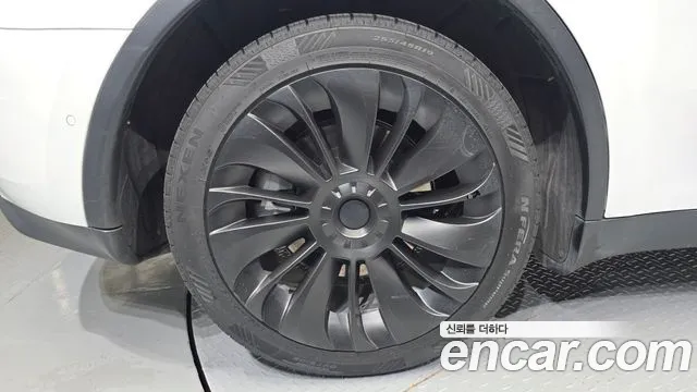 Tesla Model Y — Фото автомобиля 5