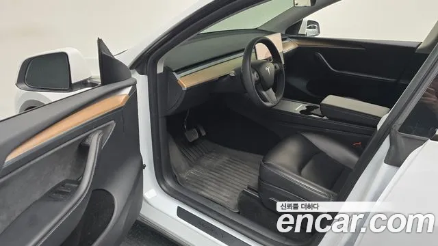 Tesla Model Y — Фото автомобиля 10