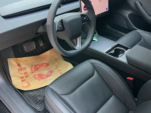 Tesla Model 3 — Фото автомобиля 16