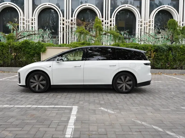 Li Auto i8 — Фото автомобиля 8