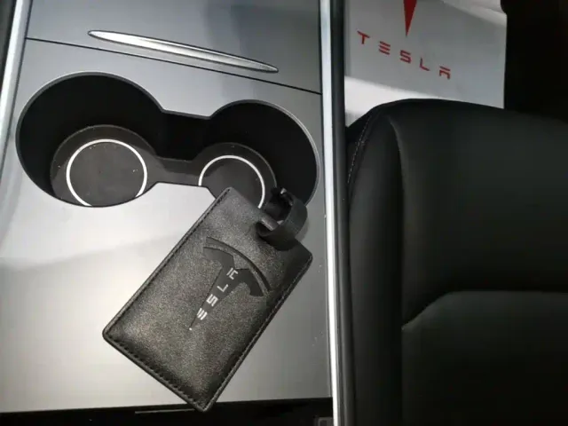 Tesla Model 3 — Фото автомобиля 8