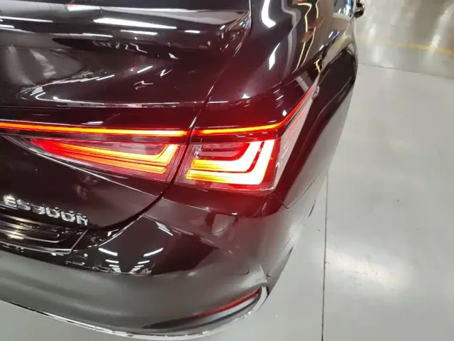 Lexus Lexus ES 2025 300h Ultimate Edition — Фото автомобиля 7