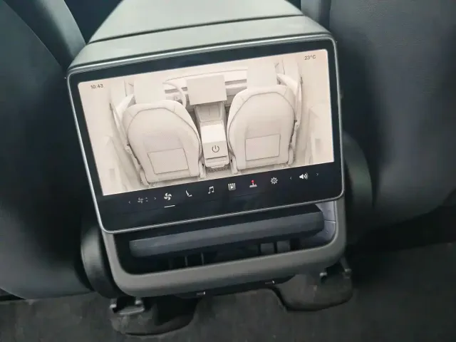 Tesla Model Y — Фото автомобиля 14