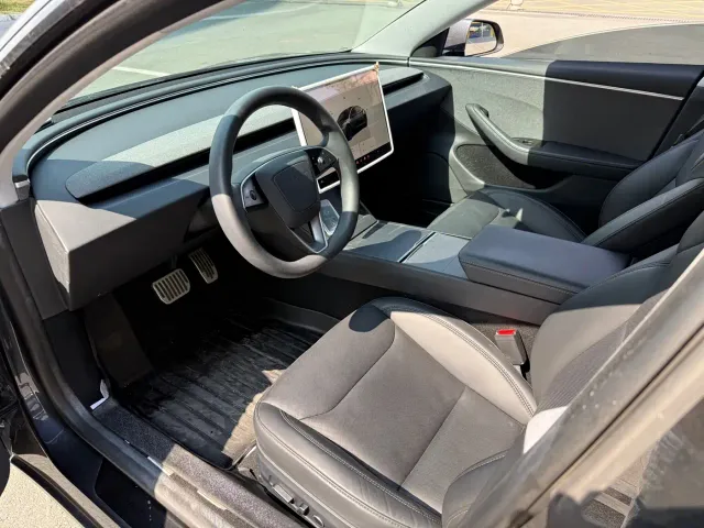Tesla Model 3 — Фото автомобиля 4