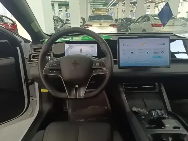 BYD Qin L — Фото автомобиля 10