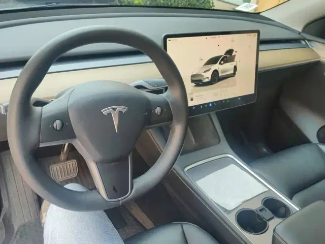 Tesla Model Y — Фото автомобиля 12