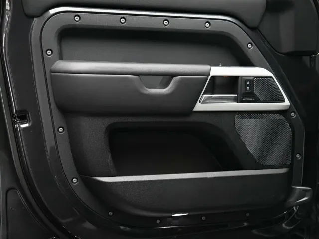 Land Rover Defender — Фото автомобиля 25
