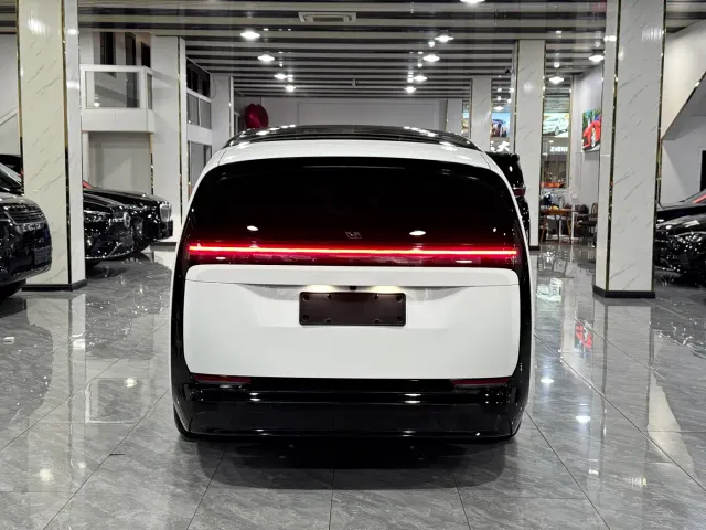 Li Auto MEGA — Фото автомобиля 13