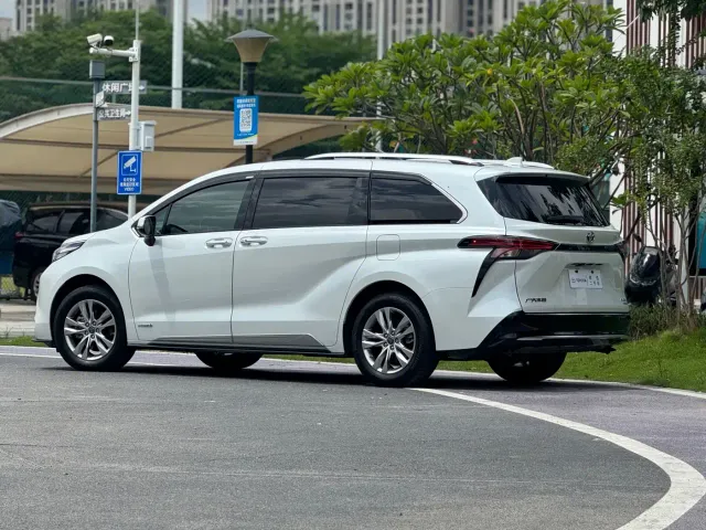 Toyota Sienna — Фото автомобиля 4