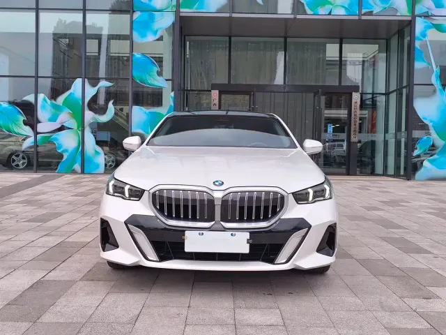 BMW 5 Series — Фото автомобиля 3