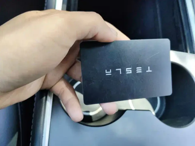Tesla Model Y — Фото автомобиля 9