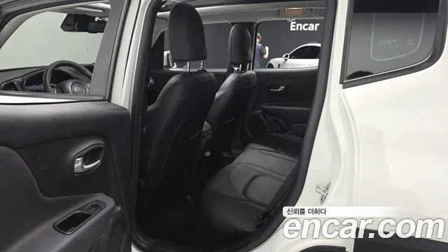 Jeep Renegade — Фото автомобиля 10