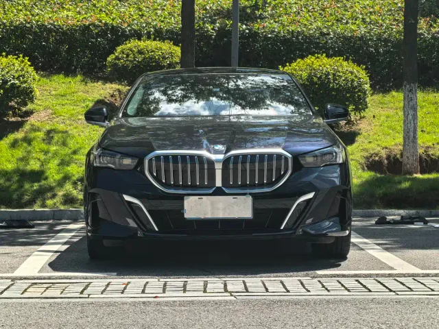 BMW 5 Series — Фото автомобиля 2