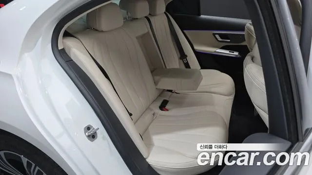 Mercedes-Benz E-Class — Фото автомобиля 12