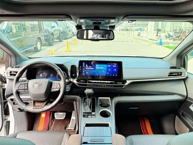 Toyota Toyota Sienna 2023 2.5L Hybrid Ultimate Edition — Фото автомобиля 7