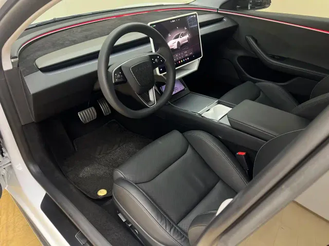 Tesla Model 3 — Фото автомобиля 15