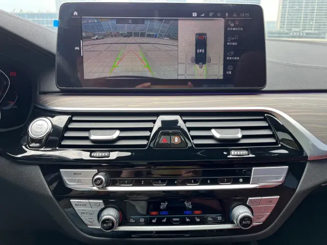 BMW 5 Series — Фото автомобиля 12