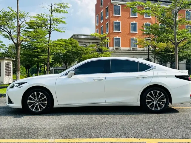 Lexus ES — Фото автомобиля 8