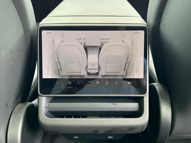 Tesla Model Y — Фото автомобиля 11