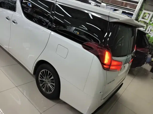 Toyota Alphard — Фото автомобиля 4