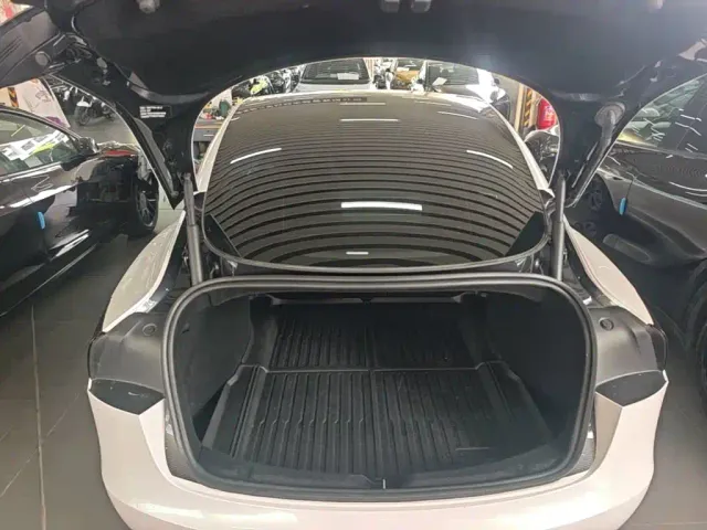Tesla Model 3 — Фото автомобиля 18