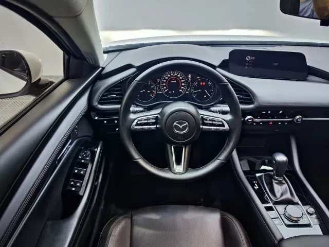 Mazda Axela — Фото автомобиля 9