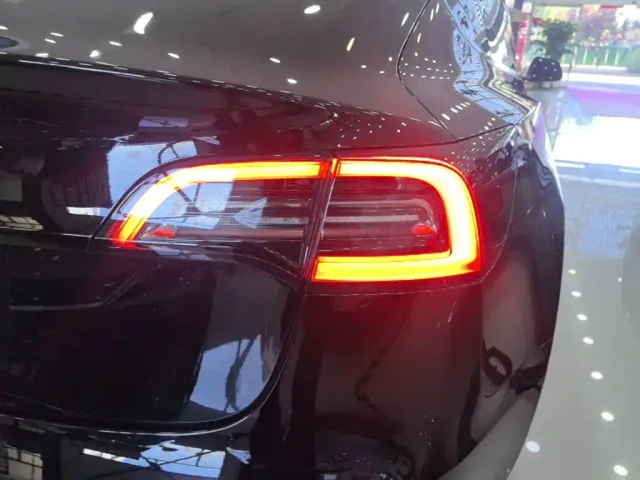 Tesla Model 3 — Фото автомобиля 7
