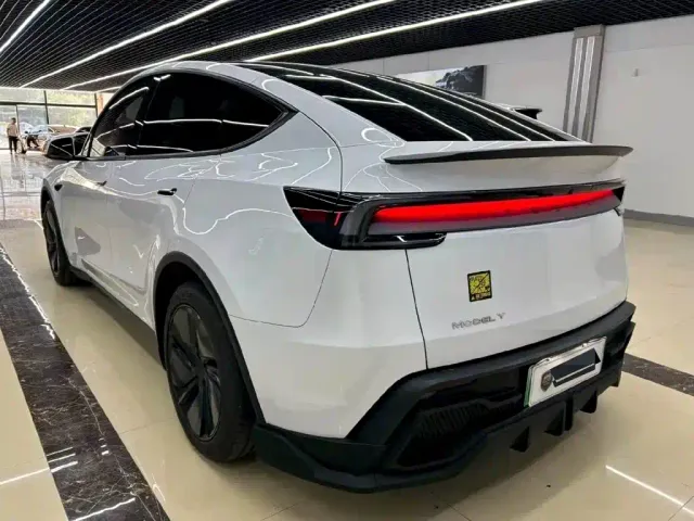 Tesla Model Y — Фото автомобиля 6