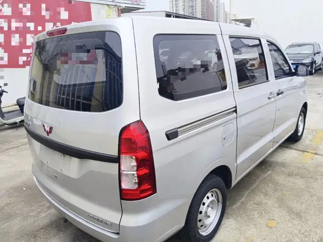 Wuling Hongguang V — Фото автомобиля 6