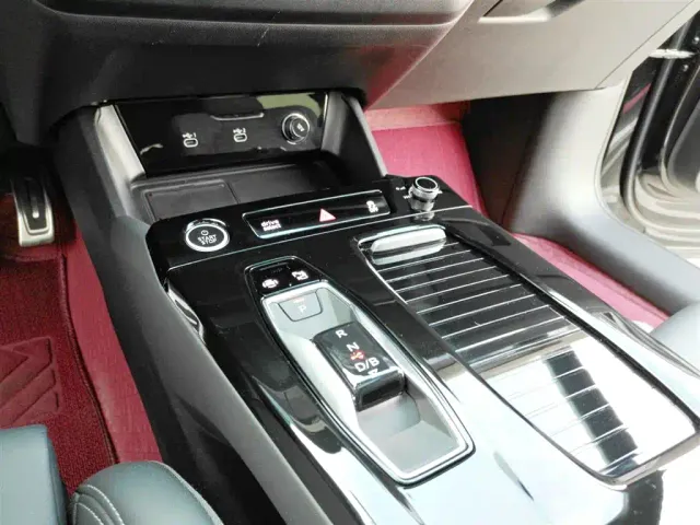 Audi Q6L e-tron — Фото автомобиля 10