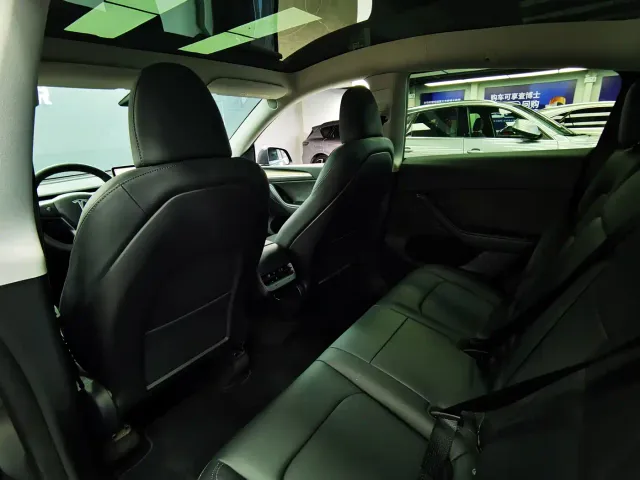 Tesla Model Y — Фото автомобиля 11