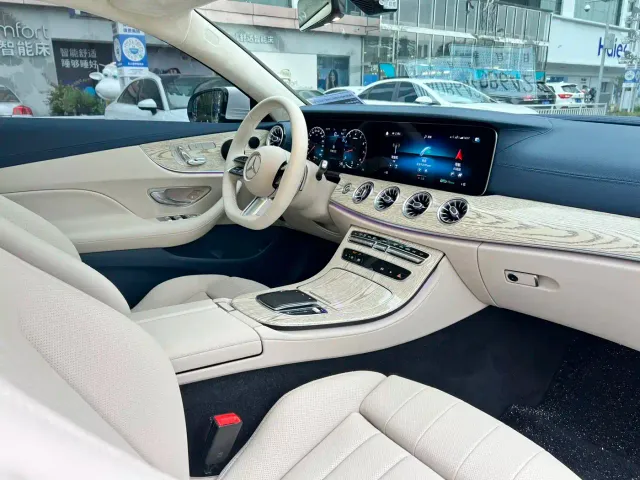 Mercedes-Benz E-Class — Фото автомобиля 3