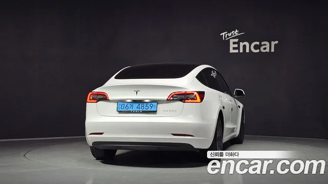 Tesla Model 3 — Фото автомобиля 4