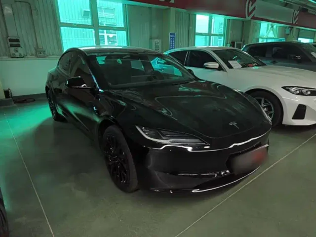 Tesla Model 3 — Фото автомобиля 3