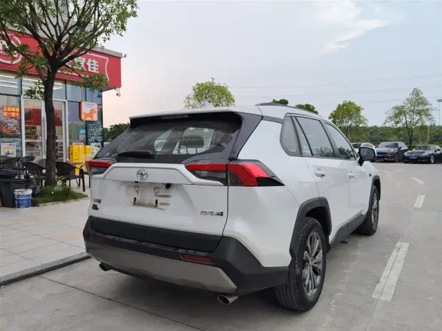 Toyota RAV4 — Фото автомобиля 8
