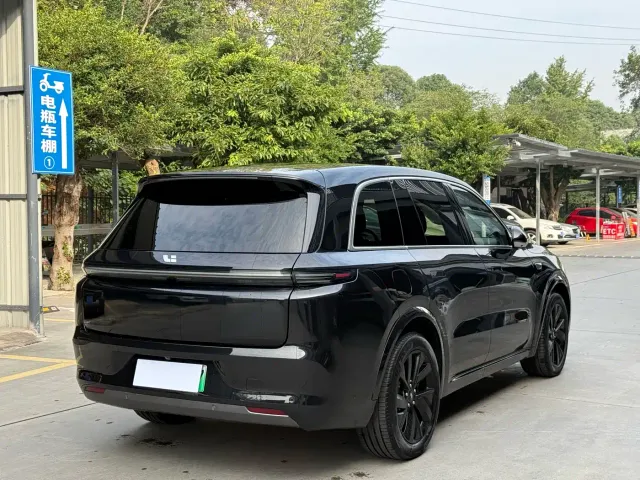 Li Auto L8 — Фото автомобиля 14