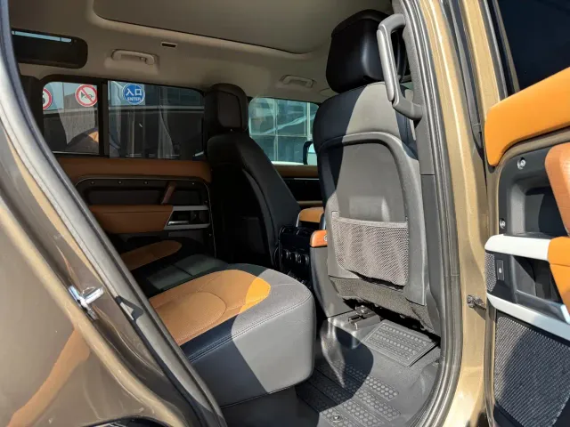 Land Rover Defender — Фото автомобиля 11