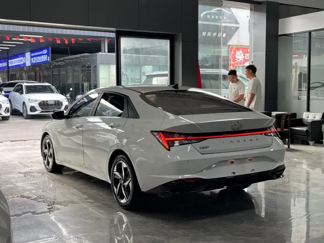 Hyundai Elantra — Фото автомобиля 15