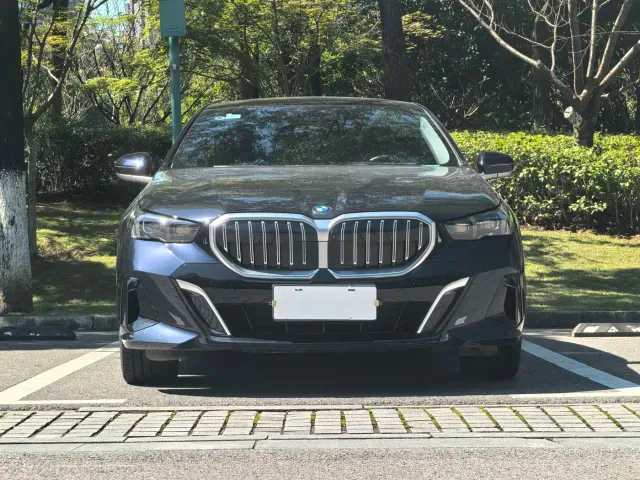 BMW 5 Series — Фото автомобиля 2