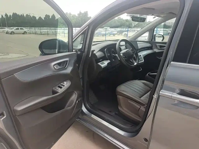 Roewe iMAX8 — Фото автомобиля 15