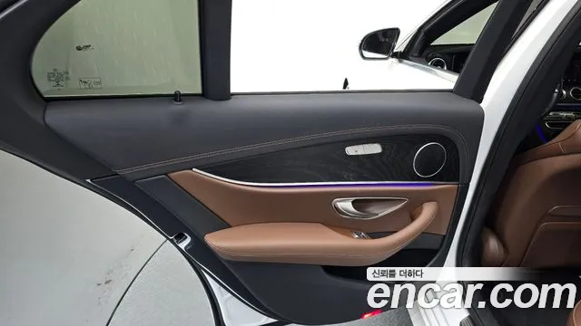 Mercedes-Benz E-Class — Фото автомобиля 25