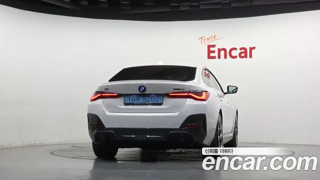 BMW i4 — Фото автомобиля 4