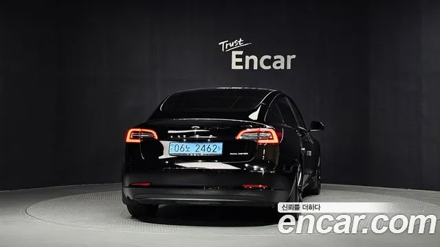 Tesla Model 3 — Фото автомобиля 4