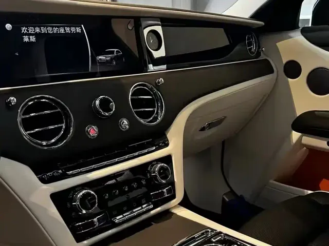 Rolls-Royce Ghost — Фото автомобиля 10