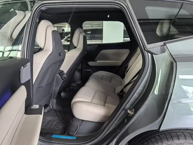 Volvo XC70 Plug-in Hybrid — Фото автомобиля 6
