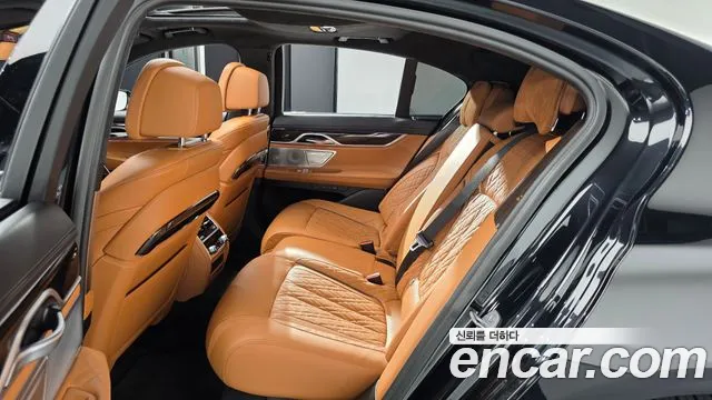 BMW 7-Series — Фото автомобиля 12