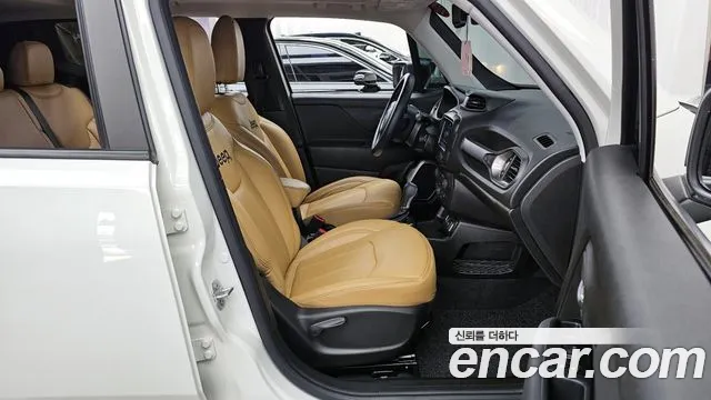 Jeep Renegade — Фото автомобиля 11