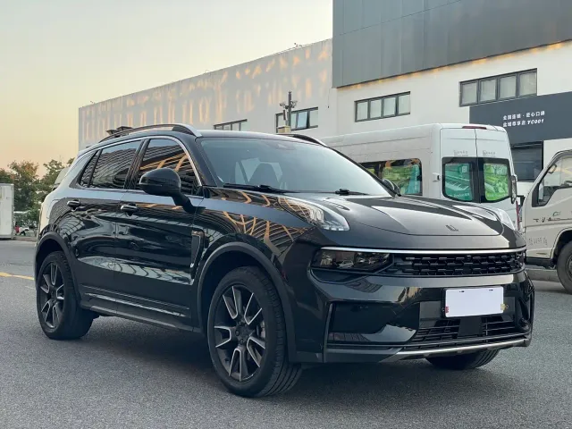 Lynk & Co 01 — Фото автомобиля 3
