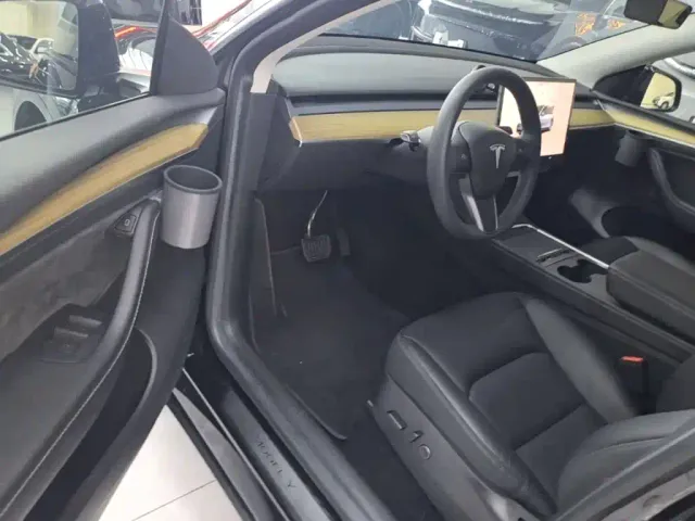Tesla Model Y — Фото автомобиля 15